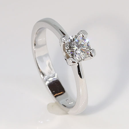 18K White Gold Solitaire Ring : 0.40 ct Diamond